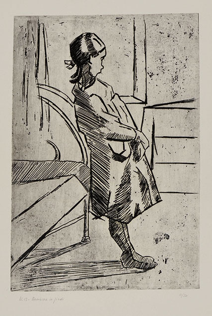 BAMBINA IN PIEDI